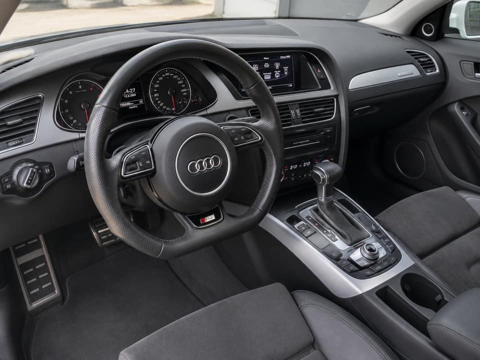 Audi A4 B8 2.0 TDI, instrumentu panelis