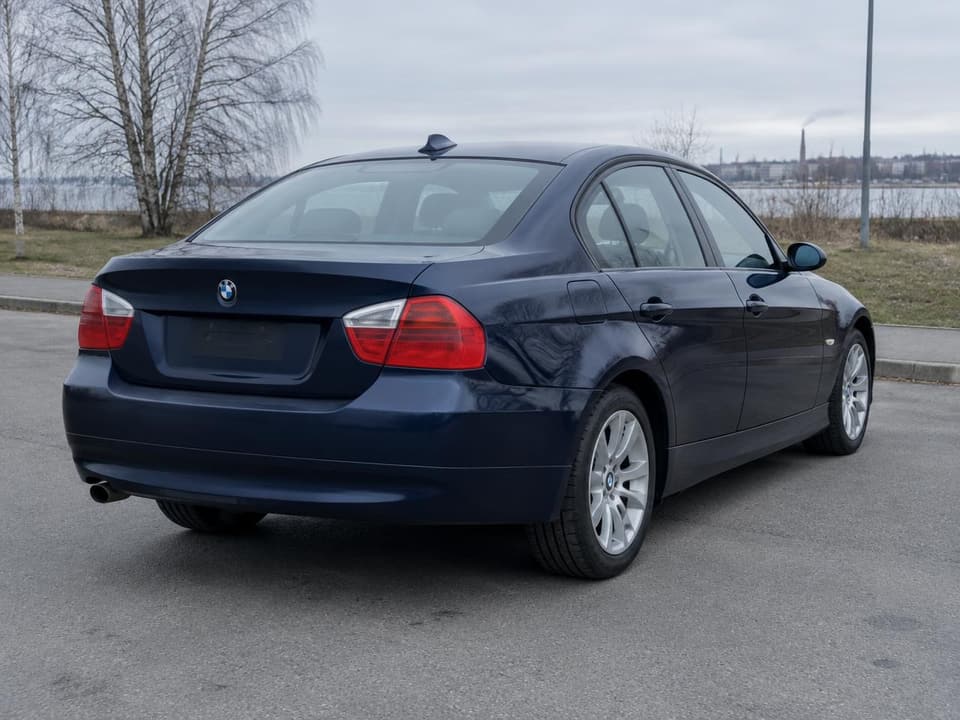 BMW 3 series E90 318d, aizmugures skats