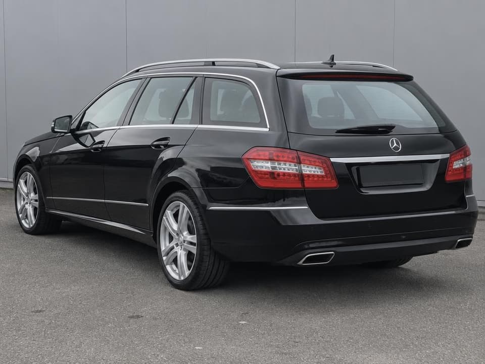 Mercedes-Benz E-Class W212 E 220 CDI, aizmugures skats