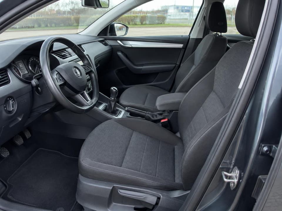 Škoda Octavia III 1.6 TDI, priekšējie sēdekļi